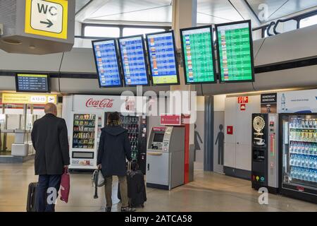 Berlin, DEUTSCHLAND - 18. OKTOBER 2019: Passagiere sehen sich den Fahrplanplan im Flughafen Tegel an, dem wichtigsten internationalen Flughafen der Hauptstadt von Stockfoto