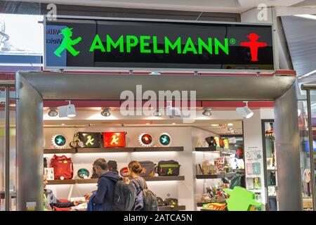 Berlin, DEUTSCHLAND - 18. OKTOBER 2019: Menschen besuchen Ampelmann-Souvenirladen am Flughafen Tegel. Ampelmann ist das Symbol, das auf Fußgängersignalen in Ger abgebildet ist Stockfoto