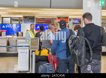 Berlin, DEUTSCHLAND - 18. OKTOBER 2019: Passagiere checken mit Gepäck zum Flug nach New York JFK am Delta Air Lines Desk im Flughafen Tegel ein, dem Hauptschalter Stockfoto