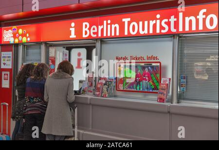 Berlin, DEUTSCHLAND - 18. OKTOBER 2019: Die Menschen besuchen den Berliner Touristeninformschalter am Flughafen Tegel. Berlin ist von beiden die Hauptstadt und größte Stadt Deutschlands Stockfoto