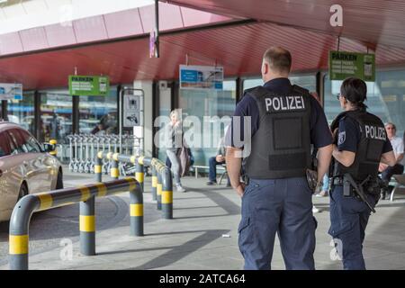 Berlin, DEUTSCHLAND - 18. OKTOBER 2019: Polizeistreife am Flughafen Tegel. Die Polizei warnt vor einem hohen Terror, dass sie sehr wachsam sei. Berlin ist die Hauptstadt und Stockfoto