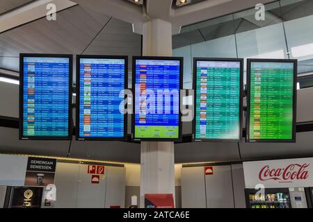 Berlin, DEUTSCHLAND - 18. OKTOBER 2019: Fahrplantafel im Flughafen Tegel, dem wichtigsten internationalen Flughafen der Hauptstadt Deutschlands. Stockfoto