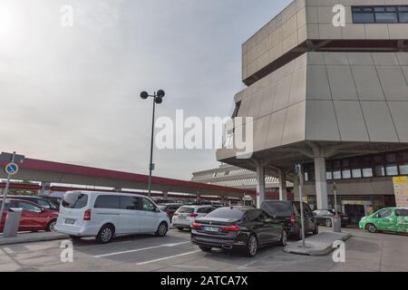 Berlin, DEUTSCHLAND - 18. OKTOBER 2019: Vor dem Flughafen Tegel Otto Lilienthal geparkte Autos. Er ist der wichtigste internationale Flughafen Berlins, der Bundeszentrale Stockfoto