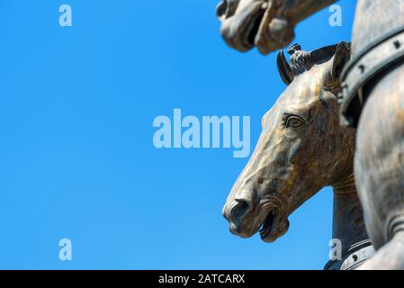 Alte Bronze-Pferde der Basilika di San Marco auf dem blauen Himmelshintergrund in Venedig, Italien Stockfoto