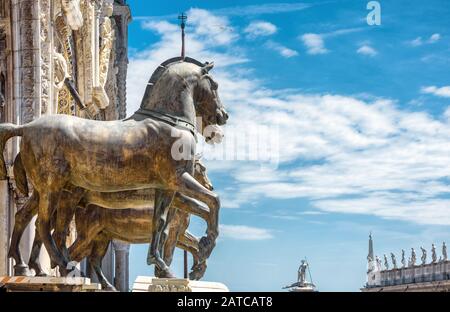 Alte Bronze-Pferde der Markusbasilika über den Markusplatz oder den Markusplatz in Venedig, Italien. Dies ist der Hauptplatz von Venedig Stockfoto