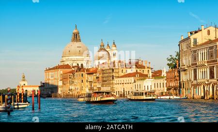 Venedig im Sonnenlicht, Italien. Panoramaaussicht auf den Canal Grande bei Sonnenuntergang. Wunderschönes Panorama vom Sommer Venedig. Romantische Wasserreise in Venedig Stockfoto