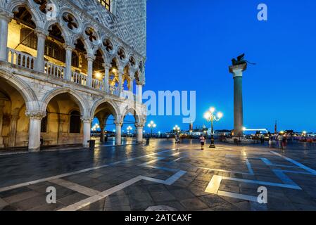 Doge's Palace oder Palazzo Ducale, nachts auf der Piazza San Marco in Venedig, Italien. Dieser Platz ist das wichtigste Touristenziel Venedigs. Stockfoto
