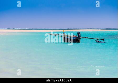 Farbige Ausreissfischer pirogue vermoorten sich auf dem türkisfarbenen Meer der Insel Nosy Ve, im Indischen Ozean, in Madagaskar Stockfoto