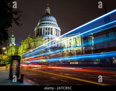 Lange Exposition außerhalb der St. Paul's Cathedral, London, Großbritannien Stockfoto