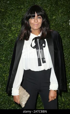 Claudia Winkleman kommt auf der Vorbafta-Party Charles Finch und Chanel in der 5 Hertford Street in Mayfair, London, an. Stockfoto