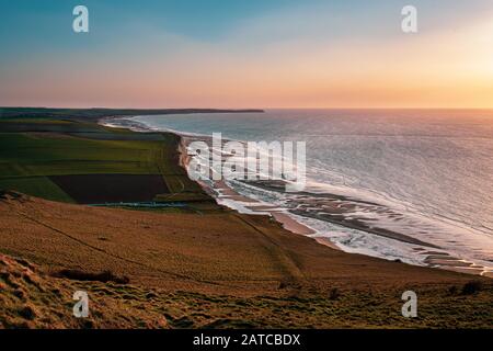 Erhöhter Blick vom Cap Blanc Nez in Richtung Cap Gris-Nez an der französischen Küste kurz vor Sonnenuntergang Stockfoto