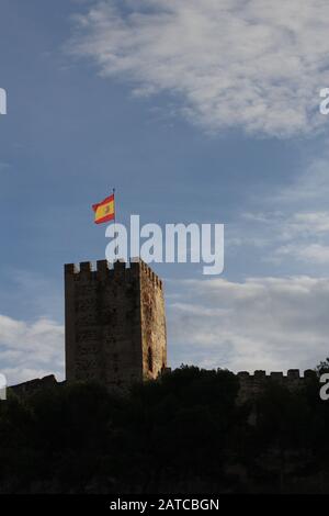 Schloss Sohail, Fuengirola mit spanischer Flagge an sonnigen Tagen Stockfoto