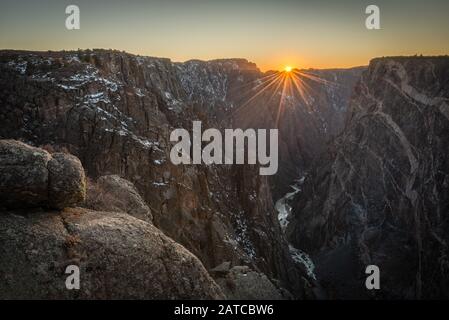 Gunnison River, der bei Sonnenuntergang durch den Black Canyon führt, Gunnison National Forest, Colorado, USA Stockfoto