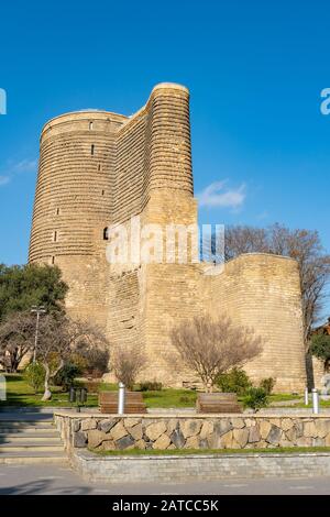 Der Maiden Tower in Baku wurde im 12. Jahrhundert erbaut. Stockfoto