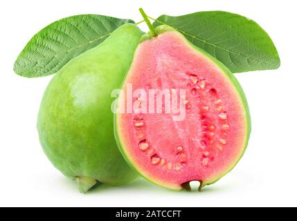 Isolierte Guava. Eine ganze grüne Guava-Frucht und eine Hälfte mit rosafarbenem Fleisch auf einem Ast mit Blättern, die auf weißem Grund mit Beschneidungspfad isoliert sind Stockfoto