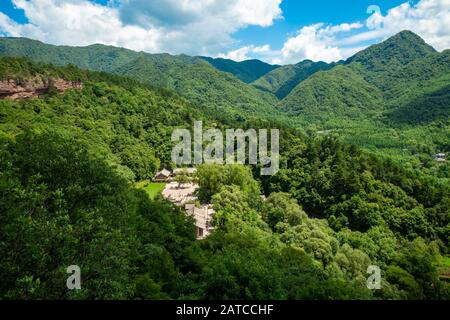 Maijishan Grotten in der Nähe von Tianshui, Provinz Gansu, Nordwestchina Stockfoto