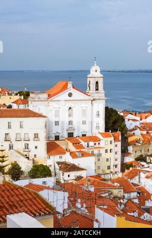 Lissabon, Portugal: der hl. Stephanus Kirche (Santo Estevao) und Alfama Übersicht als vom Miradouro de Santa Luzia Sicht gesehen. Stockfoto