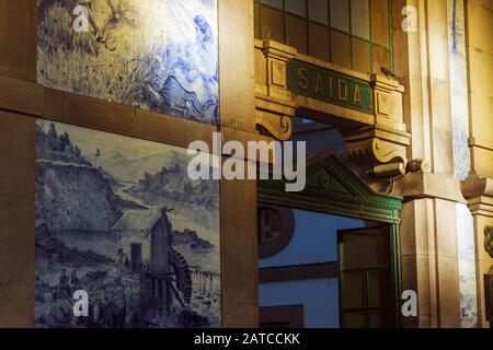 Porto, Portugal: Detail der großen Platten von Azulejo-Fliesen von Jorge Colaç im Vorraum des Bahnhofs Sao Bento, der zwischen 1904/10 und 1916von Jo erbaut wurde Stockfoto