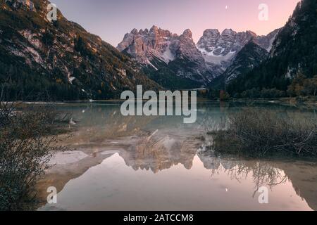 Lago di Landro in der Abenddämmerung, Südtirol, Italien Stockfoto
