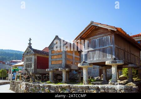 Combarro, Provinz Pontevedra, Galicien, Spanien: typisch galizischen Horreo Getreidespeicher in Holz oder Stein gebaut, hob vom Boden durch Säulen. Stockfoto