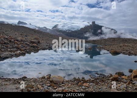 Pan de Azucar und Pulpito Del Diablo spiegelten sich in den Höhen tarn, El Cocuy National Park, Boyaca, Kolumbien, wider Stockfoto