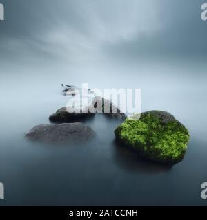 Nahaufnahme von moosbedeckten Felsen im Lough Neagh, Antrim, Nordirland, Großbritannien Stockfoto