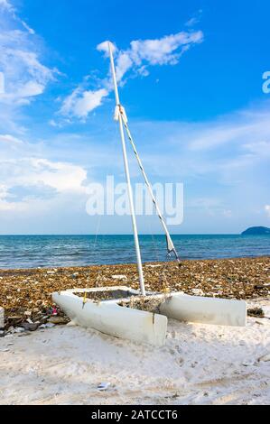 Katamaran gehört zum Müll. Umweltkatastrophe. Müllhalde am Bai sao Strand mit weißem Sand an der Küste. Stockfoto