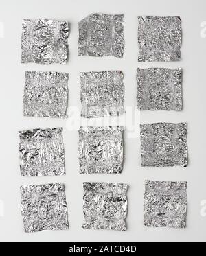 Verschiedene zerknitterte Folien verwendeten Süßigkeiten-Wrapper auf weißem Hintergrund, Draufsicht Stockfoto