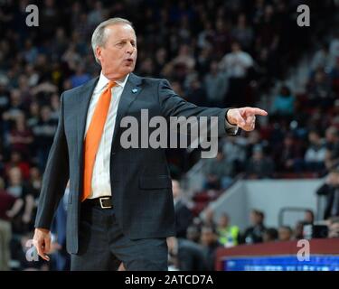 Starkville, MS, USA. Februar 2020. Tennessee Head Coach, Rick Barnes, am Rande des NCAA-Basketballspiels zwischen den Tennessee Volunteers und den Mississippi State Bulldogs im Humphrey Coliseum in Starkville, MS. Kevin Langley/Sports South Media/CSM/Alamy Live News Stockfoto