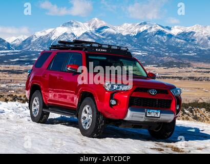 2014 Toyota 4Runner Trail Premium auf schneebedeckter Allradstraße mit Allradantrieb, Central Colorado, USA Stockfoto