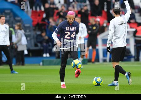 Paris, Ile de France, Frankreich. Februar 2020. Paris SG Midfield NEYMAR JR Trägt ein ausgeflockenes Trikot mit dem Namen KOBE BRYANT und Nummer 24 als Tribut an seinen Freund, der am 26. Januar 2020 während des französischen Champions-League-Fußballs, Ligue 1 Conforama, auf tragische Weise starb. Zwischen Paris Saint Germain und Montpellier im Parc des Princes Stadium - Paris - Frankreich.Paris SG gewann 5:0 Credit: Pierre Stevenin/ZUMA Wire/Alamy Live News Stockfoto