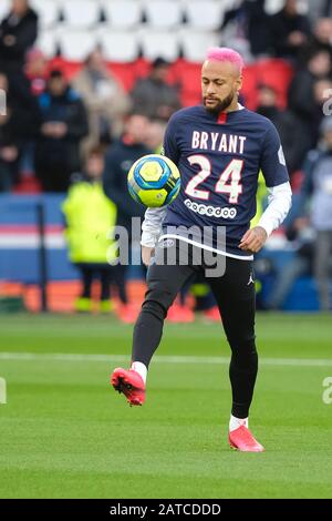 Paris, Ile de France, Frankreich. Februar 2020. Paris SG Midfield NEYMAR JR Trägt ein ausgeflockenes Trikot mit dem Namen KOBE BRYANT und Nummer 24 als Tribut an seinen Freund, der am 26. Januar 2020 während des französischen Champions-League-Fußballs, Ligue 1 Conforama, auf tragische Weise starb. Zwischen Paris Saint Germain und Montpellier im Parc des Princes Stadium - Paris - Frankreich.Paris SG gewann 5:0 Credit: Pierre Stevenin/ZUMA Wire/Alamy Live News Stockfoto