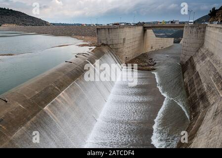 Der Überlauf der Staumauer von Kouris, die die größte Staumauer im Distrikt Limassol auf Zypern ist. Stockfoto