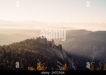 Sun Streaming Durch Rauch nach einem kontrollierten Waldbrand, Sequoia National Park, Kalifornien, USA Stockfoto