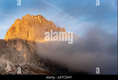Die atemberaubende Aussicht auf die Berggipfel der Langkofel oder Saslonch, Gebirgskette bei Sonnenaufgang in den Dolomiten in Südtirol, Italien Stockfoto