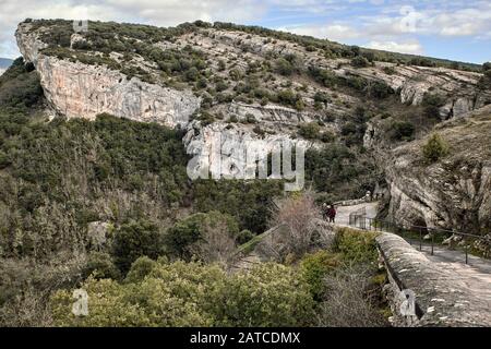 Die Einsiedelei von San Bernabé und San Tirso befindet sich am Haupteingang des größten Karstkomplexes von Ojo Guareña in Spanien, Burgos, Kastilien-Leon. Stockfoto