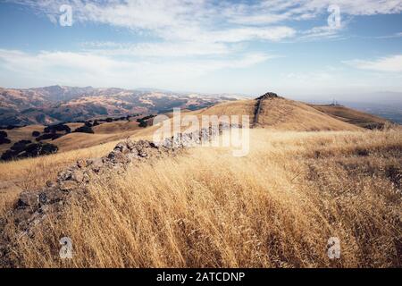 Grenzmauer zwischen zwei Parkbezirken, Mission Peak, Fremont, Kalifornien, USA Stockfoto