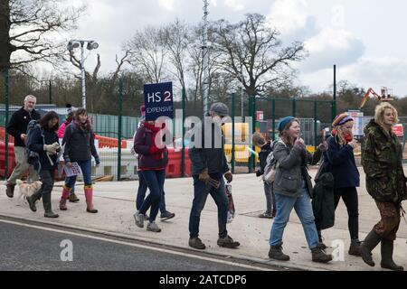 Uxbridge, Großbritannien. Februar 2020. Umweltaktivisten von Stop HS2, Save the Colne Valley and Extinction Rebellion, die gegen die umstrittene Hochgeschwindigkeits-Bahnverbindung HS2 wirbt, beginnen einen "bis zum stehen für die Bäume"-marsch vom Wildschutzlager Harvil Road in Harefield durch den Denham Country Park zu drei Adressen, die eng mit Boris Johnson in seinem Wahlkreis Uxbridge verbunden sind. Es wird erwartet, dass der Premierminister unvoreinlich entscheidet, ob die Schnellfahrstrecke weitergeht. Credit: Mark Kerrison/Alamy Live News Stockfoto