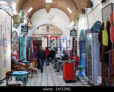 Eingang des Petit Cafe Maure in Medina von Sousse Stockfoto