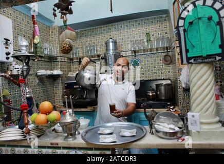 Küchenchef bereitet Minztee im Le Petit Cafe Maure in Medina von Sousse vor. Stockfoto