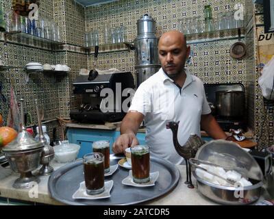 Küchenchef bereitet Minztee im Le Petit Cafe Maure in Medina von Sousse vor. Stockfoto