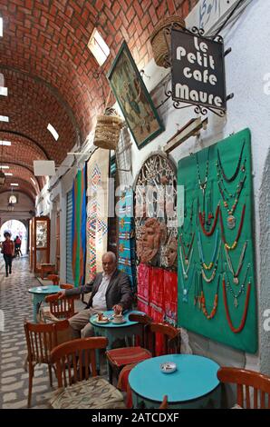 Eingang des Petit Cafe Maure in Medina von Sousse Stockfoto