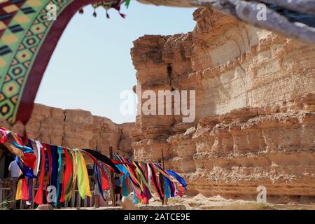 Bunte Tücher schwellen in der Brise in den Geschäften des Tamerza Canyon Stockfoto