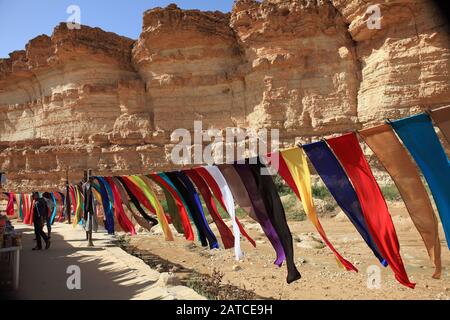 Bunte Tücher schwellen in der Brise in den Geschäften des Tamerza Canyon Stockfoto