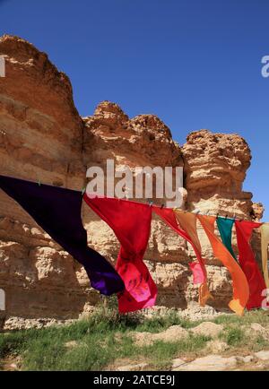 Bunte Tücher schwellen in der Brise in den Geschäften des Tamerza Canyon Stockfoto