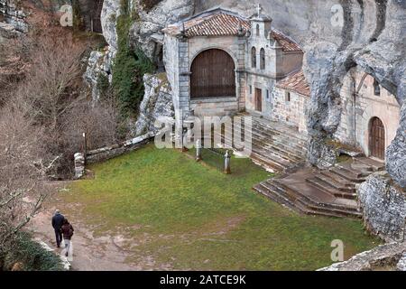 Die Einsiedelei von San Bernabé und San Tirso befindet sich am Haupteingang des größten Karstkomplexes von Ojo Guareña in Spanien, Burgos, Kastilien-Leon. Stockfoto