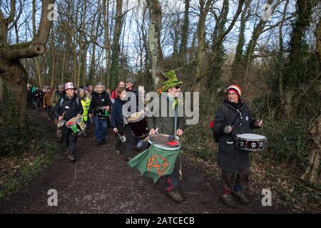 Uxbridge, Großbritannien. Februar 2020. Umweltaktivisten von Stop HS2, Save the Colne Valley and Extinction Rebellion, die sich gegen die umstrittene Hochgeschwindigkeits-Bahnverbindung HS2 einsetzt, nehmen an einem "bis zum stehen für die Bäume"-marsch vom Wildschutzlager Harvil Road in Harefield durch den Denham Country Park mit drei Adressen Teil, die eng mit Boris Johnson in seinem Wahlkreis Uxbridge verbunden sind. Es wird erwartet, dass der Premierminister unvoreinlich entscheidet, ob die Schnellfahrstrecke weitergeht. Credit: Mark Kerrison/Alamy Live News Stockfoto