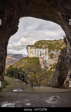 Die Einsiedelei von San Bernabé und San Tirso befindet sich am Haupteingang des größten Karstkomplexes von Ojo Guareña in Spanien, Burgos, Kastilien-Leon. Stockfoto