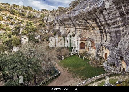 Die Einsiedelei von San Bernabé und San Tirso befindet sich am Haupteingang des größten Karstkomplexes von Ojo Guareña in Spanien, Burgos, Kastilien-Leon. Stockfoto