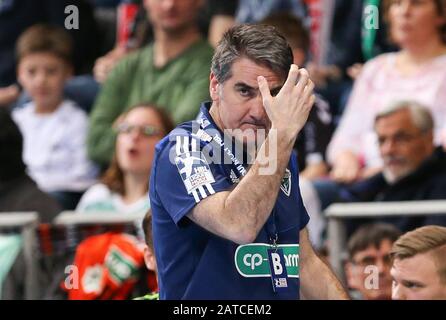 Hannover, Deutschland. Februar 2020. Handball: Bundesliga, TSV Hannover-Burgdorf - THW Kiel, 21. Spieltag in der TUI Arena. Den Kopf übernimmt der Hannoveraner Trainer Antonio Carlos Ortega. Credit: Friso Gentsch / dpa / Alamy Live News Stockfoto